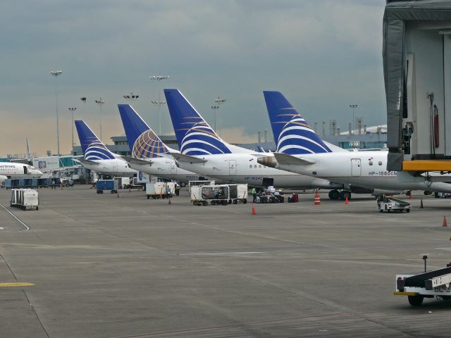 Boeing 737-700 (HP-1824CMP) - Window view while taxiing to Gate 17.