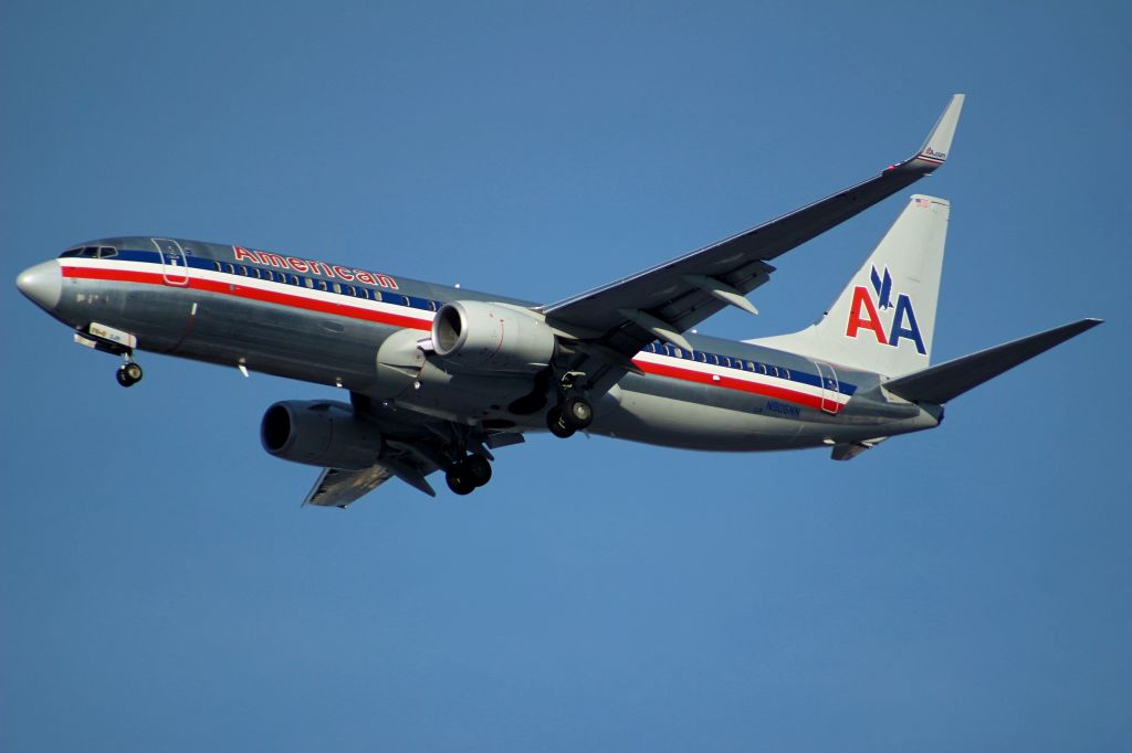 Boeing 737-800 (N906NN)