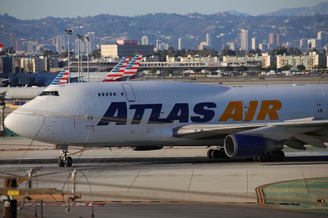 Boeing 747-400 (N472MC)