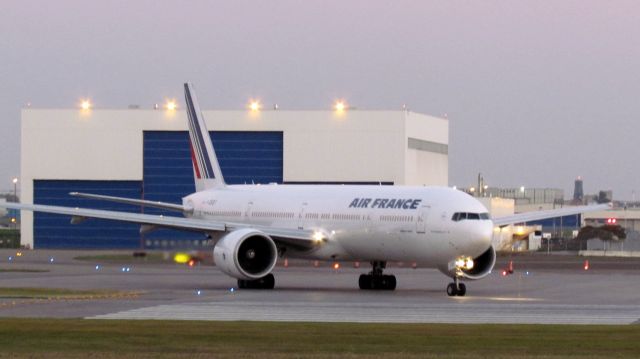 Boeing 777-200 (F-GSQT)