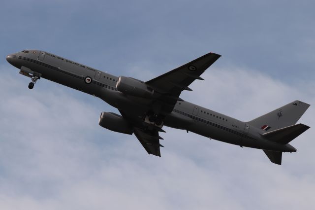 Boeing 757-200 (NZ7571)