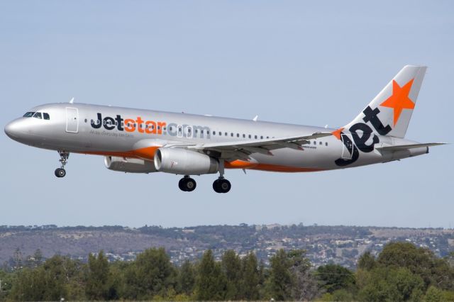 Airbus A320 (VH-VGN) - On short finals for runway 05. Friday 19th April 2013.