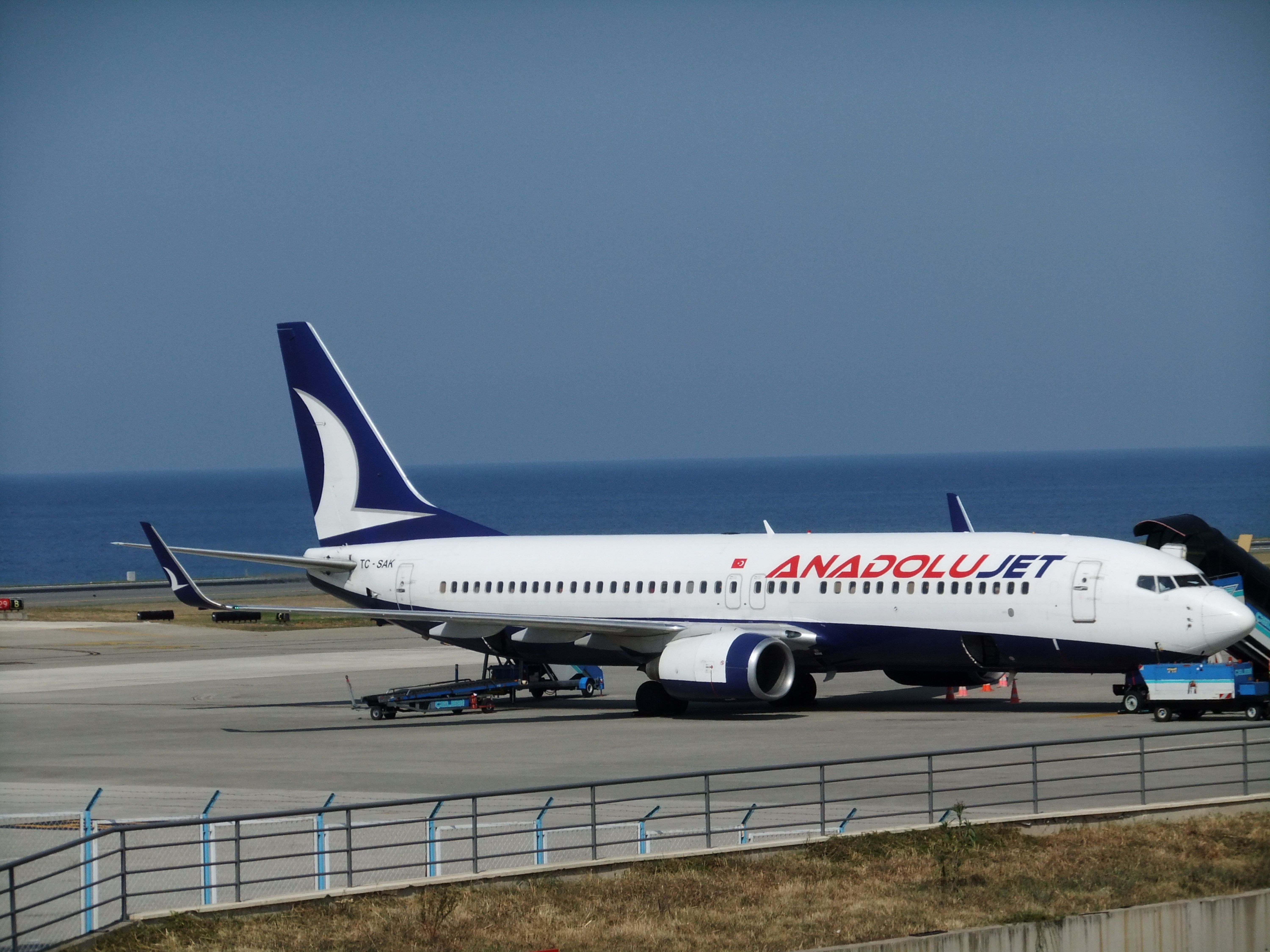 Boeing 737-800 (TC-SAK) - B737-800(WL) TC-SAK der türkischen Billig-Airline Anadolujet (Tochtergesellschaft der Turkish Airlines) beim Ground Service am Airport TZX. Foto vom 12.07.2013.