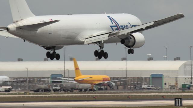 BOEING 767-200 (N373CM) - MIAMI INT AIRPORT, ATERRIZAJE EN PISTA 9 Y VISTA DE B767 CARGO DE DHL. EL DORADO