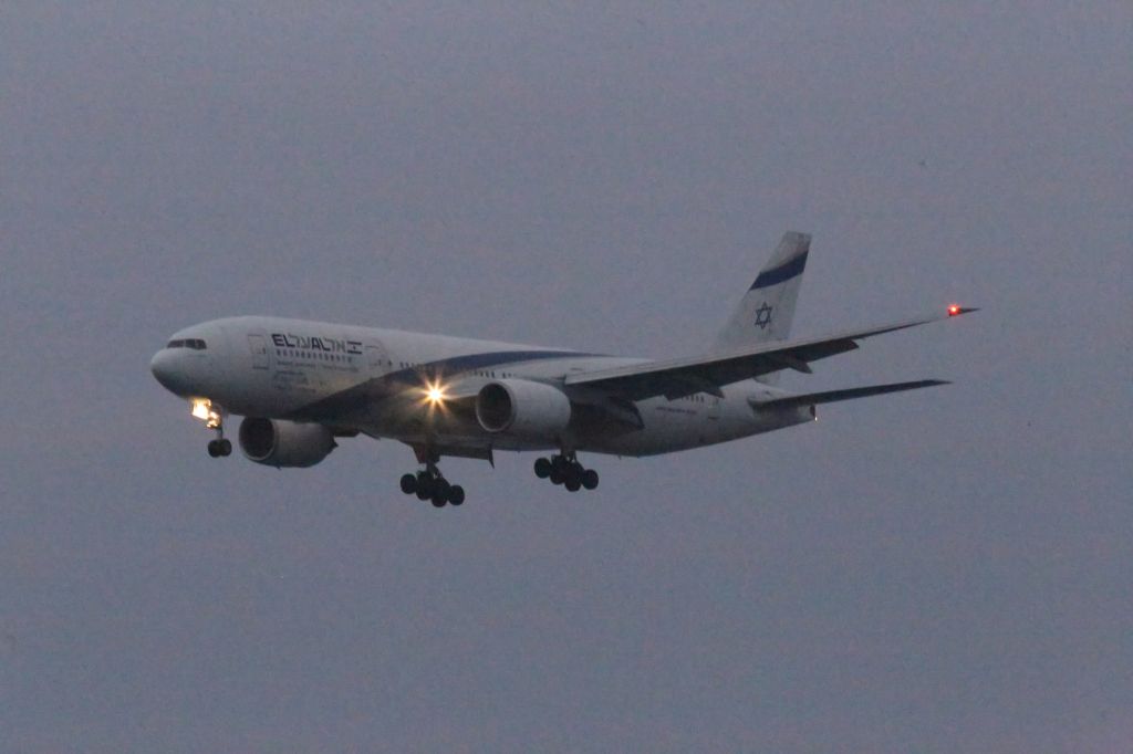 Boeing 777-200 (4X-ECB)