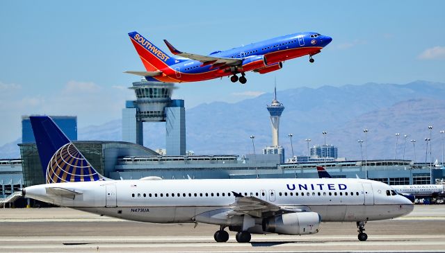 Airbus A320 (N473UA) - N473UA United Airlines 2001 Airbus A320-232 C/N 1469 - N742SW Southwest Airlines 1998 Boeing 737-7H4  (cn 29278/172) "Nolan Ryan Express"br /br /Las Vegas - McCarran International Airport (LAS / KLAS)br /USA - Nevada May 28, 2015br /Photo: Tomás Del Coro