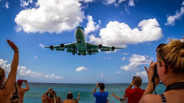 Boeing 747-400 (PH-BFL) - Highligth of the day on Maho Beach is when the Queen arrives.