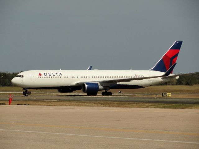 BOEING 767-300 (N174DZ)