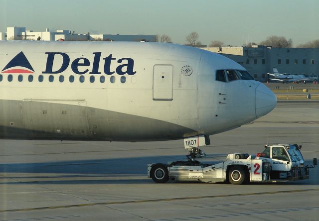 BOEING 767-400 (N831MH)