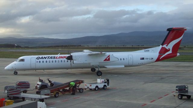 de Havilland Dash 8-400 (VH-LQM) - Qantaslink Bombardier Dash 8-402Q VH-LQM at Launceston Airport, Tasmania, Australia. 12 July 2019.