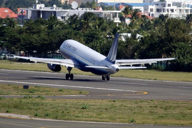 Airbus A320 (N408UA)