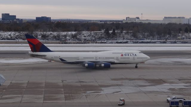 Boeing 747-400 (N674US) - N674US arriving in the twin cities for the 747 Farewell tour.  