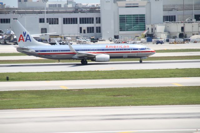 Boeing 737-800 (N875NN)