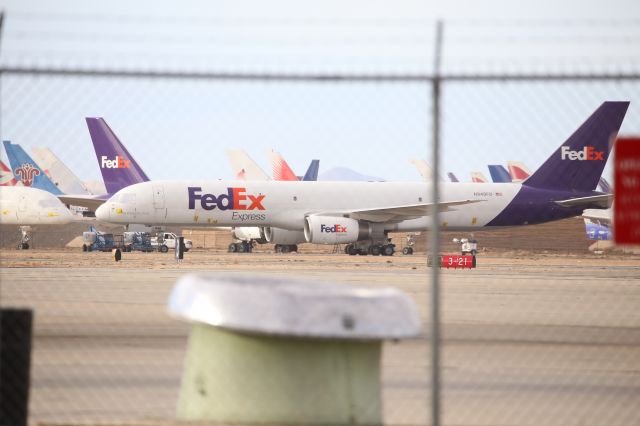 Boeing 757-200 (N940FD) - Southern California Logistics Airport