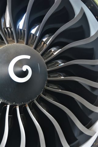 — — - Boeing Dreamliner Engine