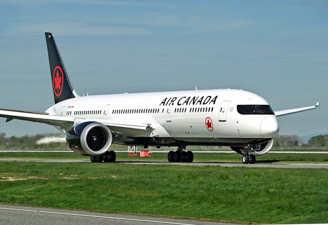 Boeing 787-9 Dreamliner (C-FEGI) - second day of revenue flight of this brand new aircraft