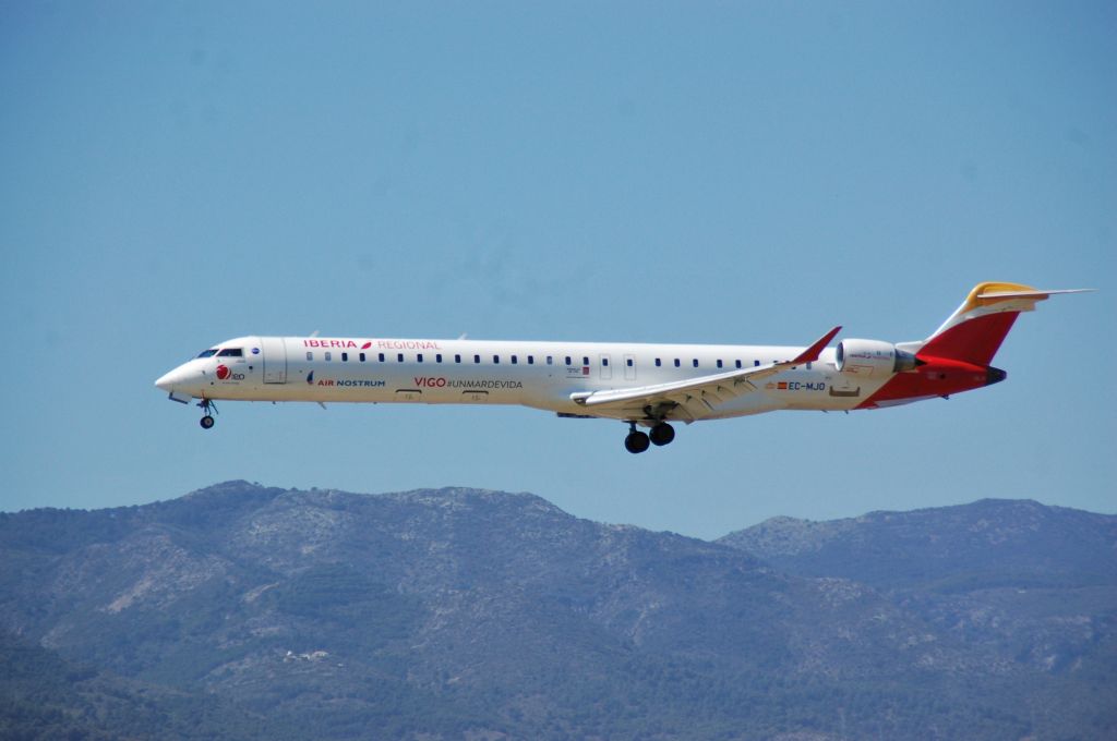 Bombardier CRJ-1000 (EC-MJO)