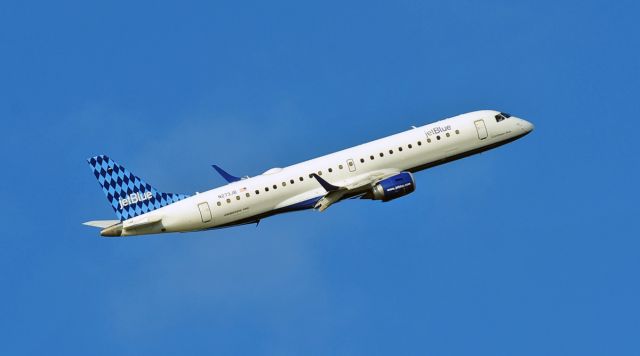 Embraer ERJ-190 (N273JB) - Off to SJU from SXM in bright November light.