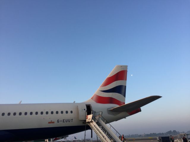 Airbus A320 (G-EUUT) - Boarding flight from LIN-LHR.