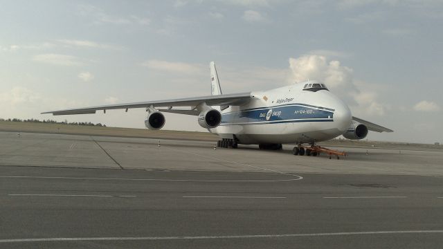 Antonov An-124 Ruslan (RA-82081) - Un Antonov 124-100 de Volga Dnepr sur le Tarmac de Vatry (Partie 2)