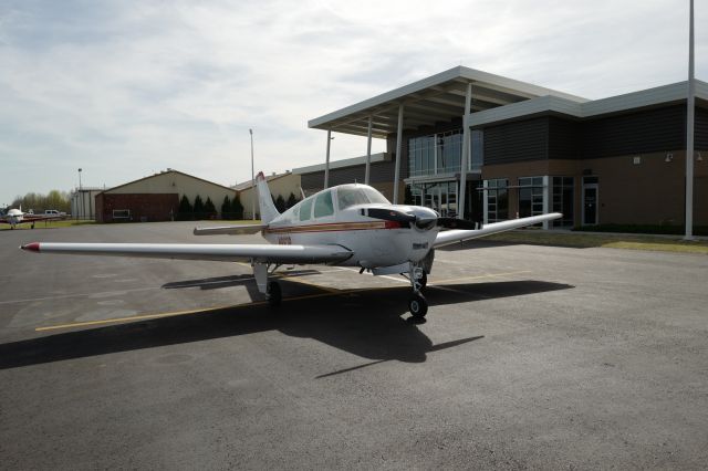 Beechcraft Bonanza (33) (N892R)