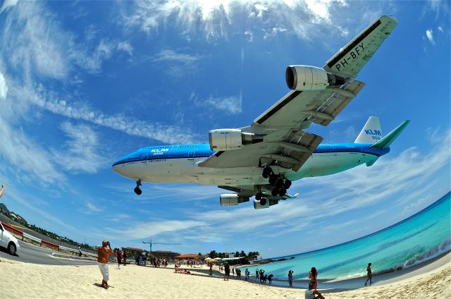 — — - Landing KLM op St. Maarten