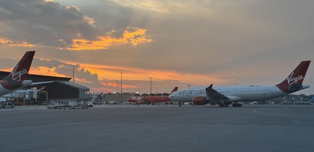 Airbus A330-900 (G-VEII) - Crepuscular rays BSIF!