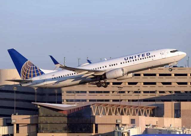 Boeing 737-800 (N37263)