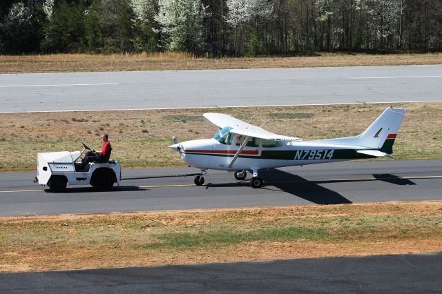 Cessna Skyhawk (N79514) - "Aint got no gas in it!"