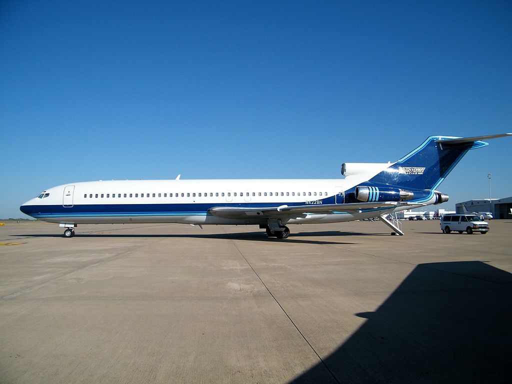 BOEING 727-200 (N422BN) - Former Braniff 727-227 Delivered to Braniff International Airways in 1973. Roush kept part of the Ultra Mercury Blue colors used by Braniff. Thanks to the Roush Team!