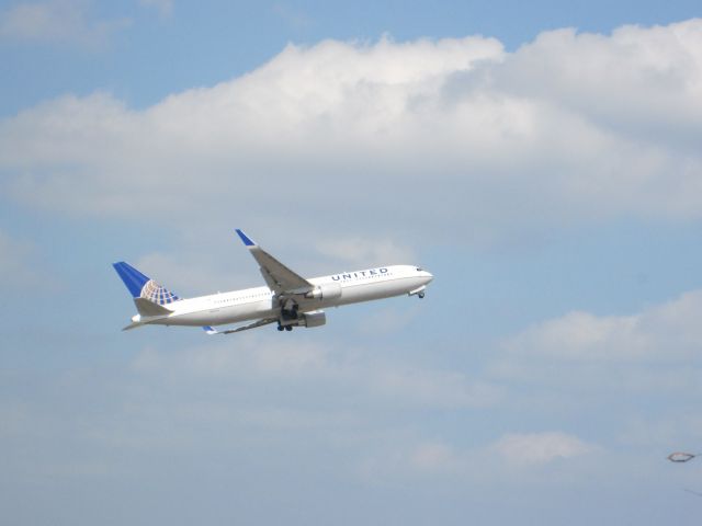 BOEING 767-300 (N813UA)