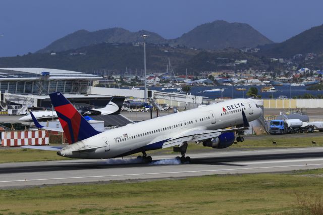 Boeing 757-200 (N540US) - N540US at TNCM