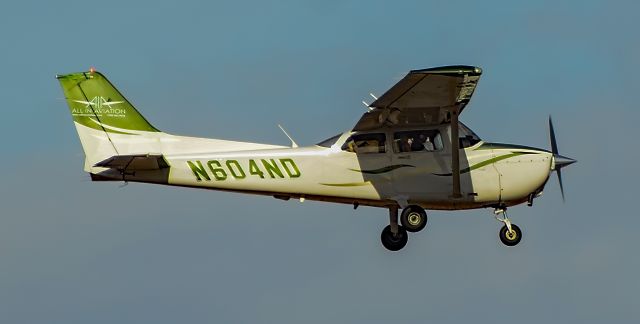 Cessna Skyhawk (N604ND) - N604ND 2012 Cessna 172S Skyhawk s/n 172S11255 - North Las Vegas Airport  KVGTbr /Photo: Tomás Del Corobr /February 11, 2021