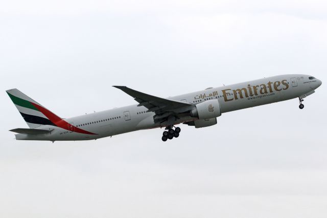 BOEING 777-300 (A6-ECH)