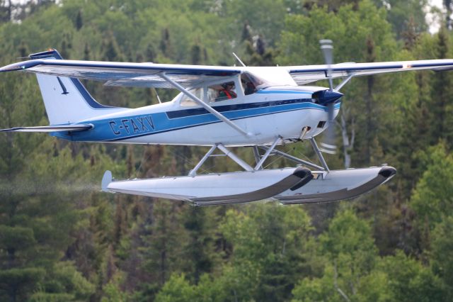 Cessna Skyhawk (C-FAXV) - Departing Lady Evelyn Lake