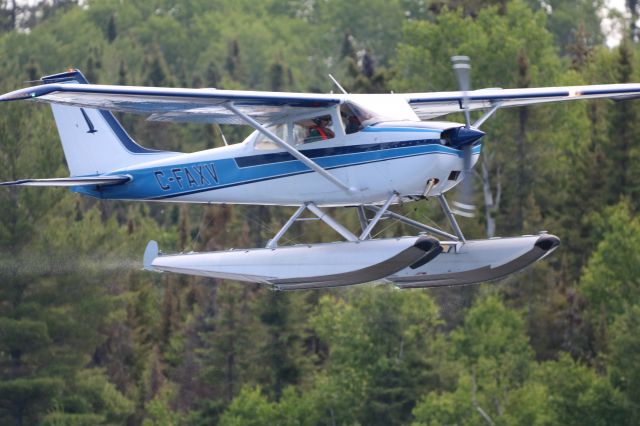 Cessna Skyhawk (C-FAXV) - Departing Lady Evelyn Lake