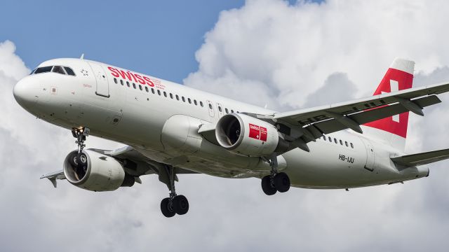 Airbus A320 (HB-IJU) - On approach to runway 027 at LHR.