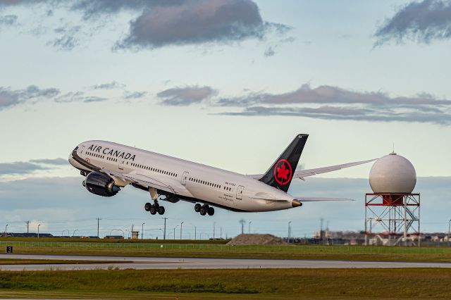 Boeing 787-8 (C-FVLX)