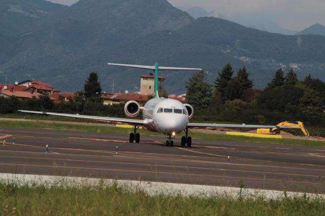 Fokker 100 (YR-FZA)