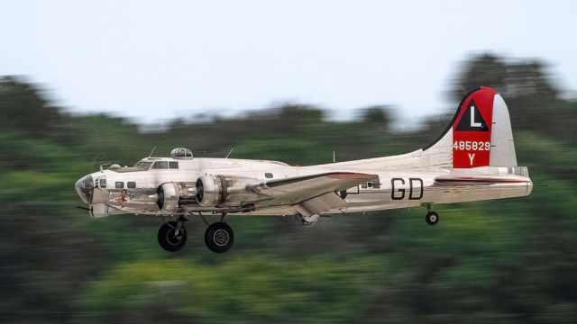 Boeing B-17 Flying Fortress (N3193G) - N3193G Yankee Air Museums B-17G Yankee Lady at Thunder Over Michigan. Raising money for the Museum on Friday and providing aerial eye candy. 