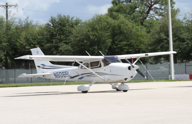 Cessna Skyhawk (N6065L)