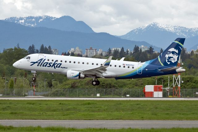 Embraer 175 (N407SY)