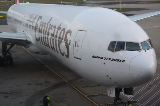BOEING 777-300 (A6-ECF)