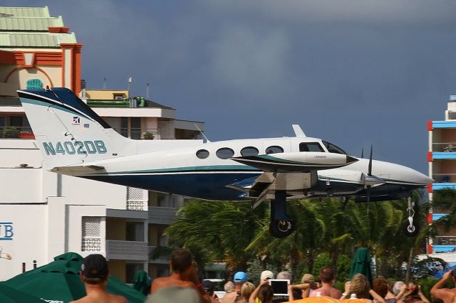 Cessna 402 (N402DB) - low over Maho Beach; 23-01-2013