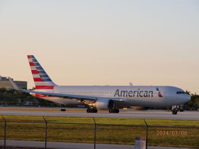 BOEING 767-300 (N386AA)