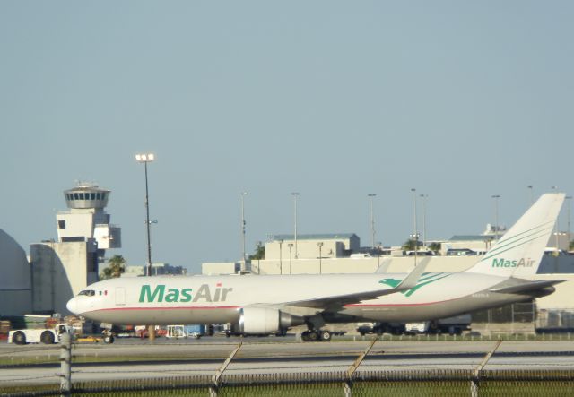 BOEING 767-300 (N420LA) - Pushback "For departure!"