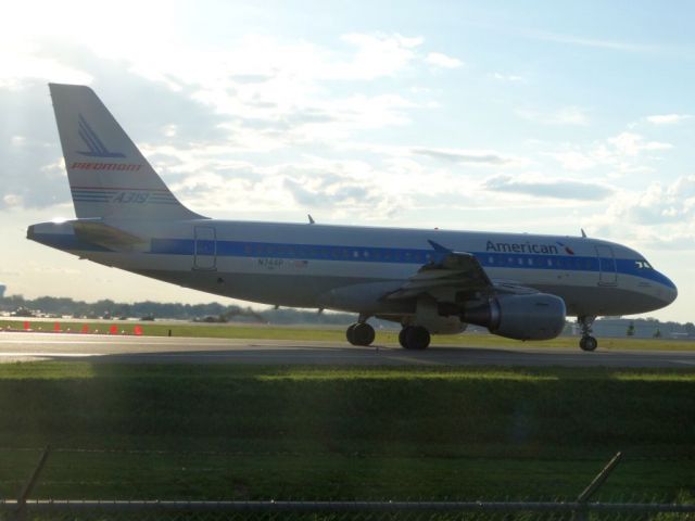 Airbus A319 (N744P)