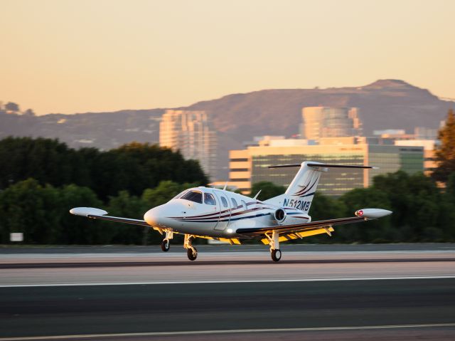 Eclipse 500 (N512MB) - N512MB arriving on RWY 21