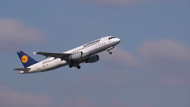 Airbus A320 (D-AIQW) - 26/02/18 LH1187 to Frankfurt, take off rwy10