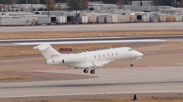 Bombardier Challenger 300 (N690RB) - Departing 18C.